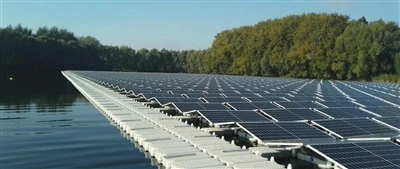Německo představilo největší plovoucí fotovoltaický energetický systém v Báde...